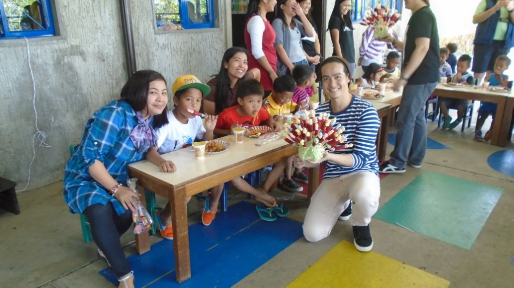 Hero Angeles' "From the Bottom of my HeART" feeding program with Pagasa Daycare students