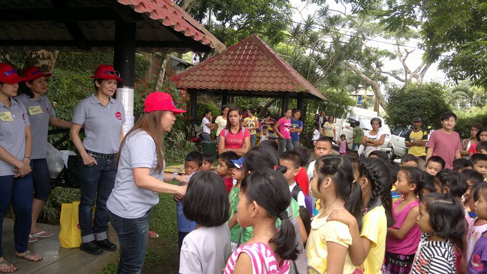 Mrs. Que together with the Pag-asa kids on her feeding day event.